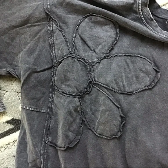 Easel Gray Long Sleeve Top with Floral Design - Picture 3 of 4